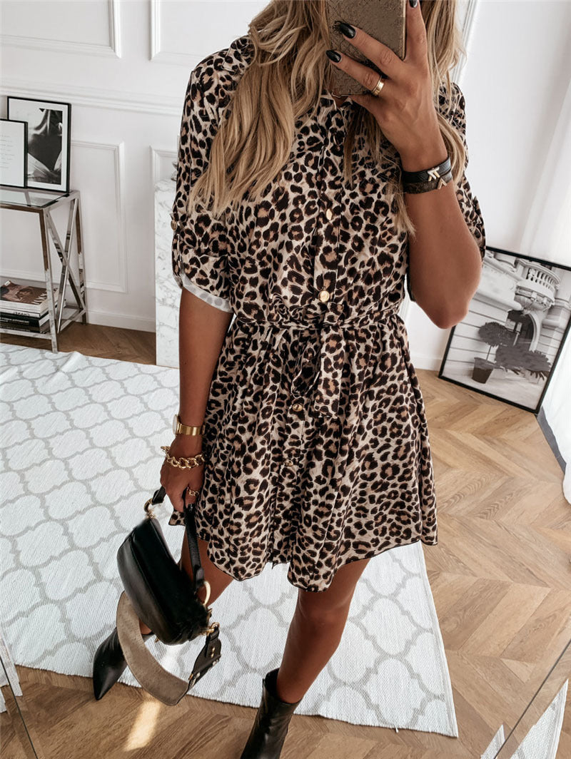Robe chemise féminine tendance avec motif géométrique et nœud cintrable Chic und Stil