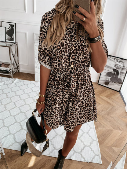 Robe chemise féminine tendance avec motif géométrique et nœud cintrable Chic und Stil