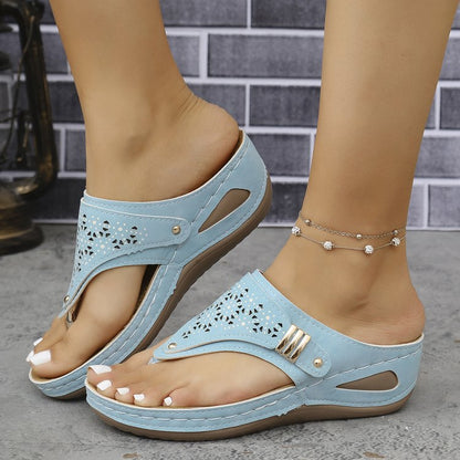 Sandales tongs confortables pour dames avec un look aéré en motif perforé Chic und Stil