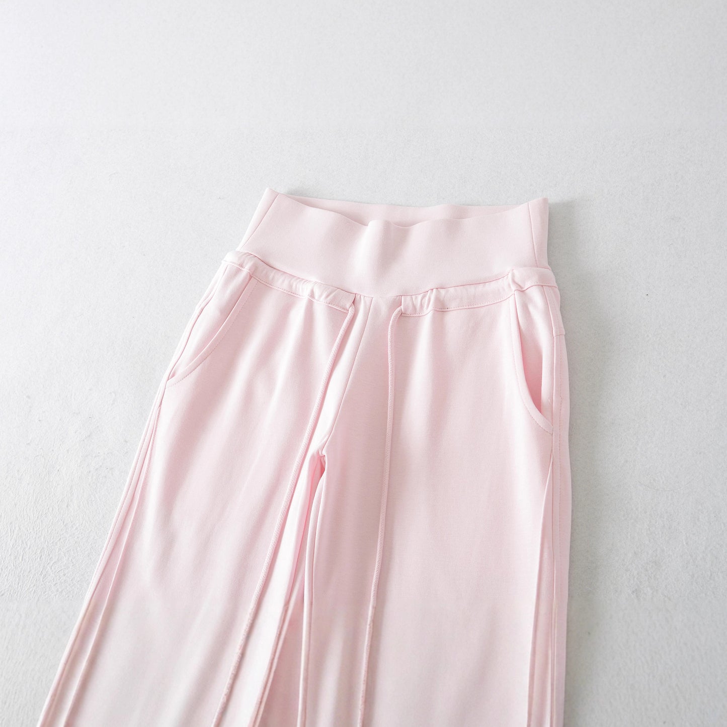 Women’s flared lounge pants with a high waist and practical side pockets Chic and Style