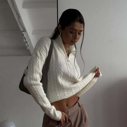 Dames pull cropped brodé avec demi-zip et structure côtelée Chic und Stil