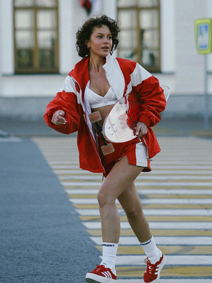 Femme Tenue de sport tendance avec cool veste à capuche et shorts taille haute Chic und Stil