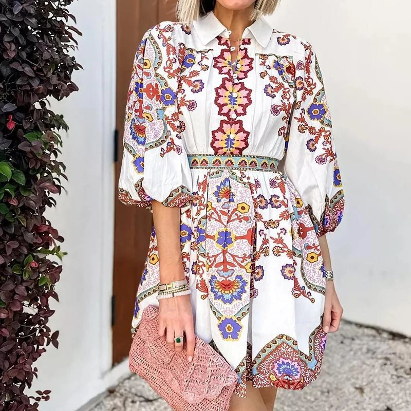 Robe chemise pour femmes avec motif floral et élégante patte de boutonnage Chic und Stil