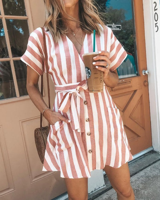 Robes portefeuille pour femmes au look rayé moderne avec boutonnière pratique et ceinture à la taille Chic und Stil