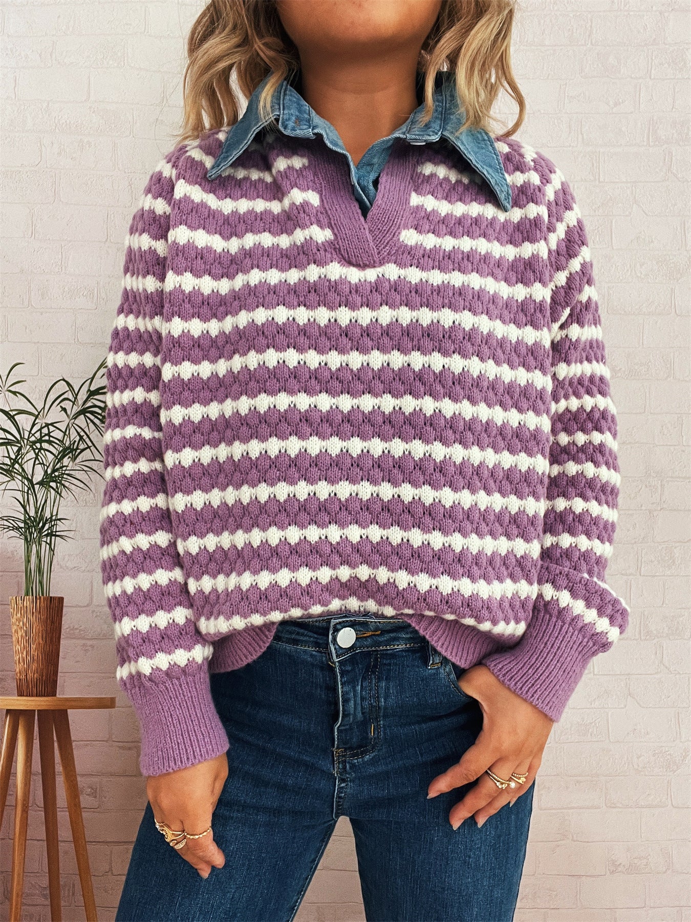 Pull en tricot pour femme avec un décolleté en V profond et un motif rayé marqué Chic und Stil