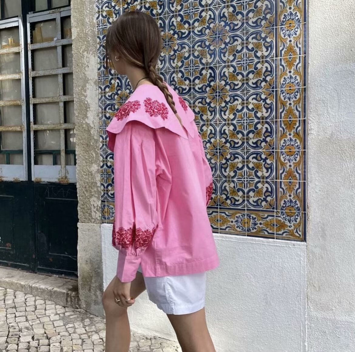 Blouse pour femme avec col volumineux et broderies florales Chic und Stil