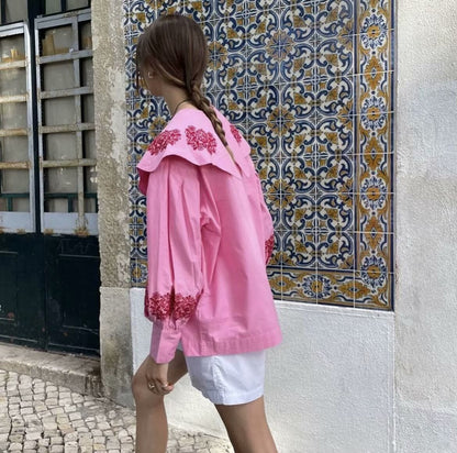 Blouse pour femme avec col volumineux et broderies florales Chic und Stil