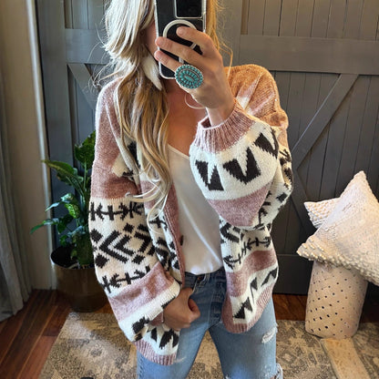 Veste en tricot confortable pour femmes avec motif ethnique décoratif et coupe ouverte Chic und Stil