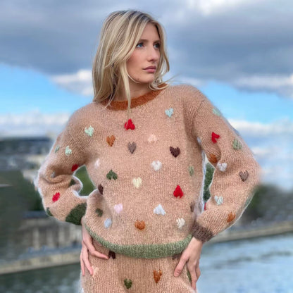 Pull femme avec des appliqués en forme de cœur colorés et un matériau doux Chic und Stil