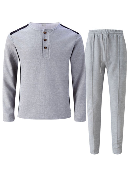Costume de loisirs pour hommes avec un élégant haut Henley et un pantalon de jogging confortable Chic und Stil