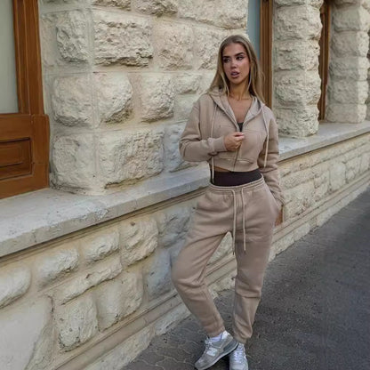 Chic and Style women's cropped sporty hoodie set with comfortable jogger pants