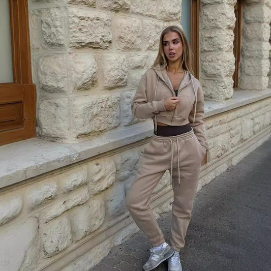 Chic and Style women's cropped sporty hoodie set with comfortable jogger pants