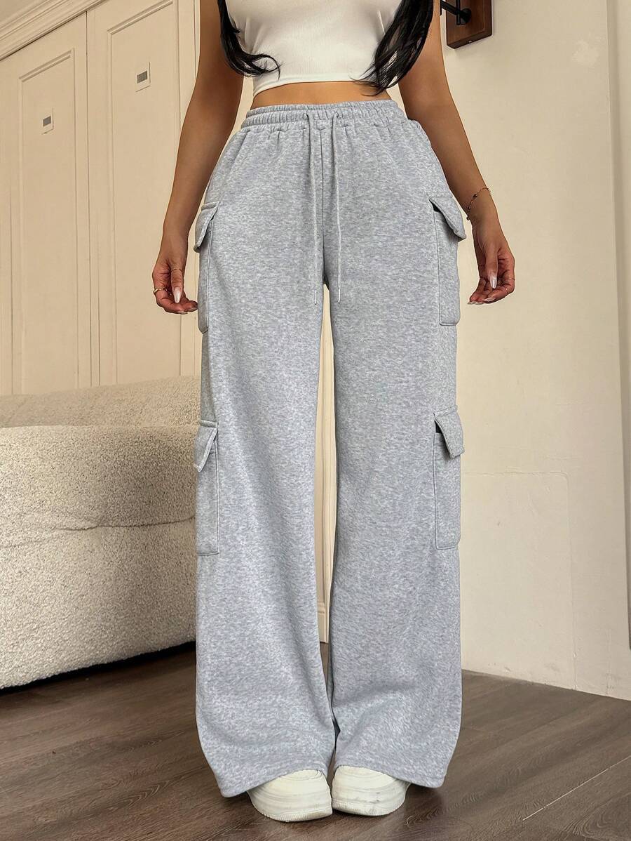 Wide cargo pants for women with side pockets and elastic waistband Chic und Stil