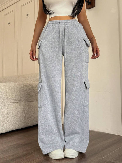 Wide cargo pants for women with side pockets and elastic waistband Chic und Stil