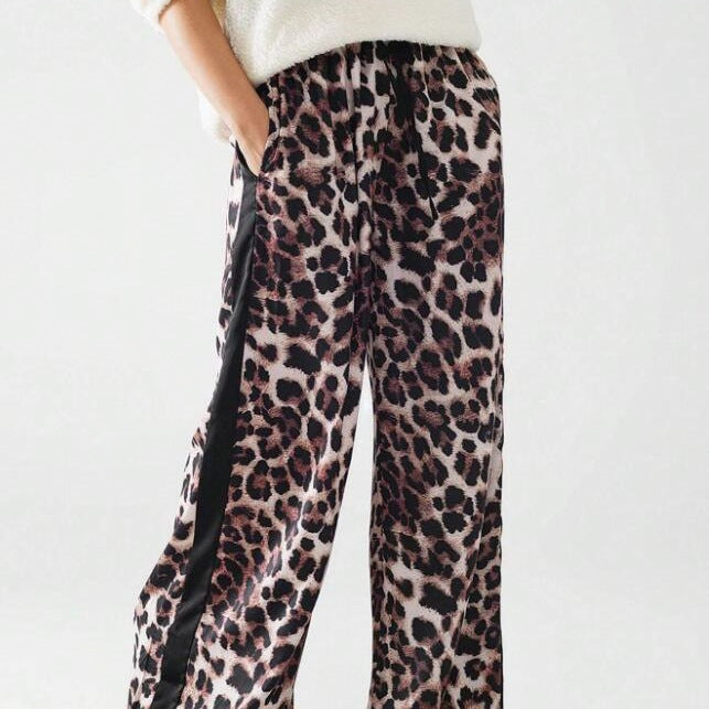 Wide linen pants for women with trendy leopard pattern and contrasting stripe Chic und Stil