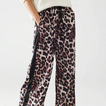 Wide linen pants for women with trendy leopard pattern and contrasting stripe Chic und Stil