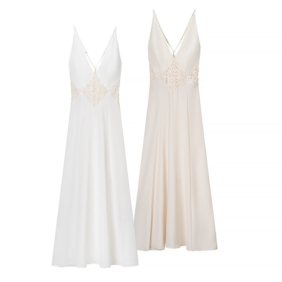 Robe maxi à manches longues pour femmes avec décolleté en V raffiné et ornement en dentelle artistique Chic und Stil