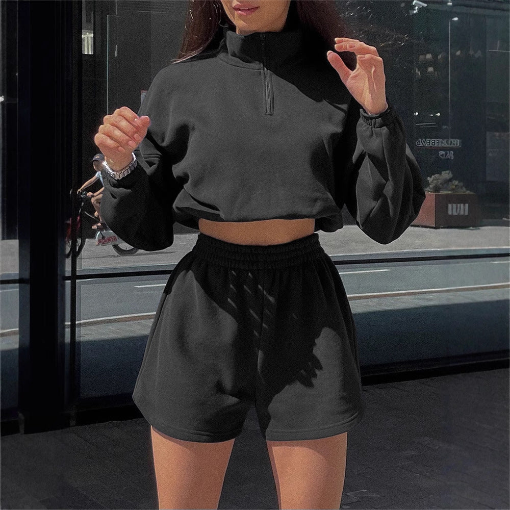Women's sports set with cropped sweater and shorts Chic und Stil