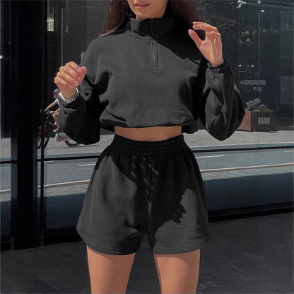 Women's sports set with cropped sweater and shorts Chic und Stil