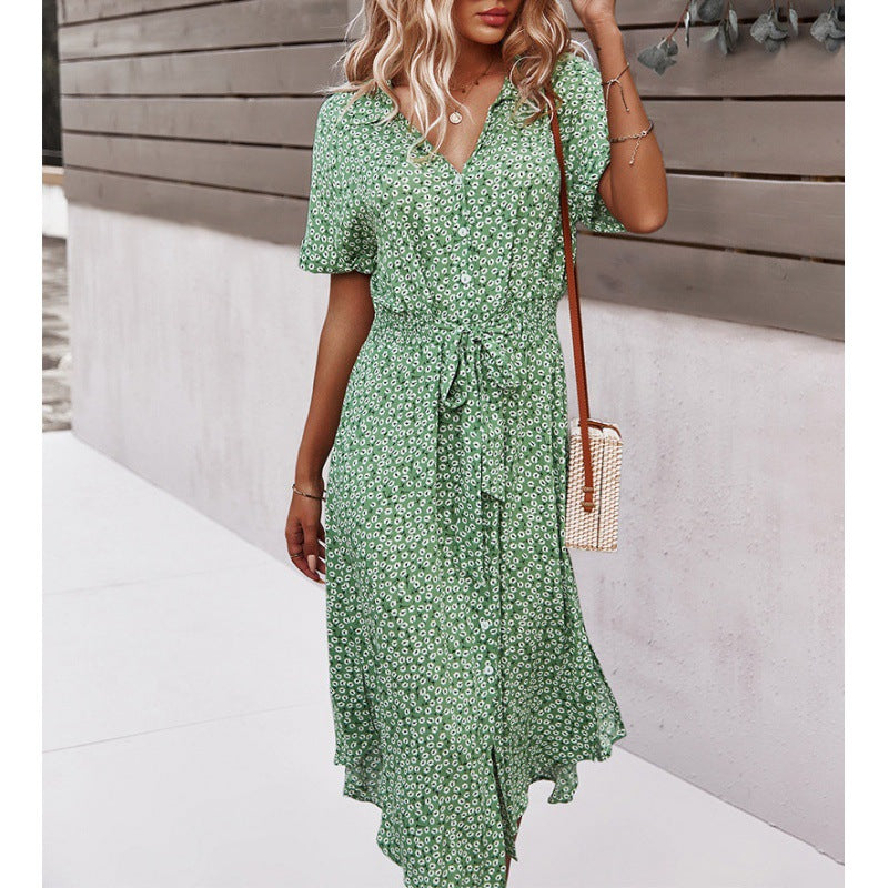 Robe à fleurs pour femmes avec coupe cintrée et volants Chic und Stil