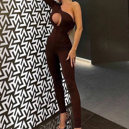 Combinaison ajustée pour femmes avec décolleté asymétrique et détails découpés Chic und Stil