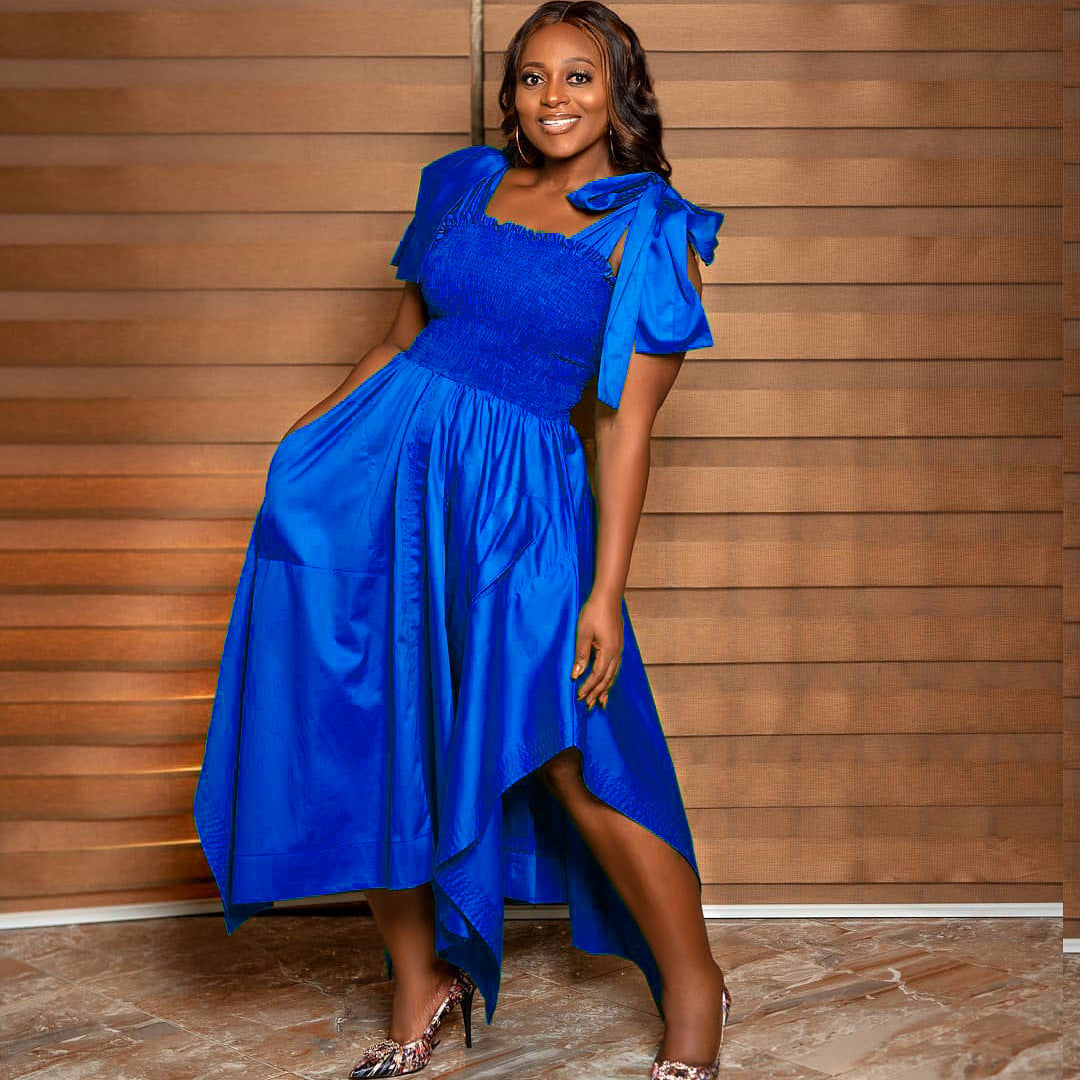Dames Robe midi élégante avec une coupe flatteuse et des manches ludiques Chic und Stil