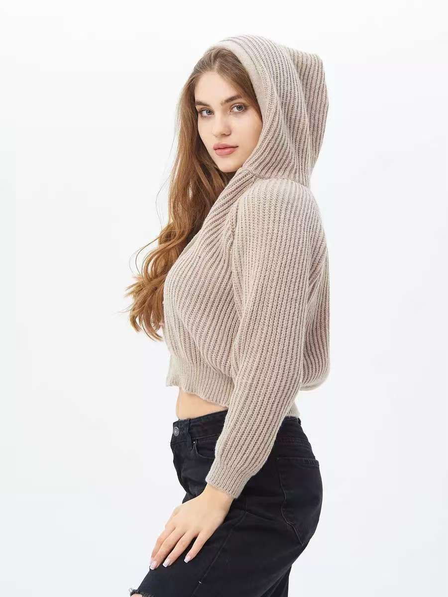 Sweat à capuche court pour femmes en matériau en tricot côtelé doux avec des cordons pratiques Chic & Stil