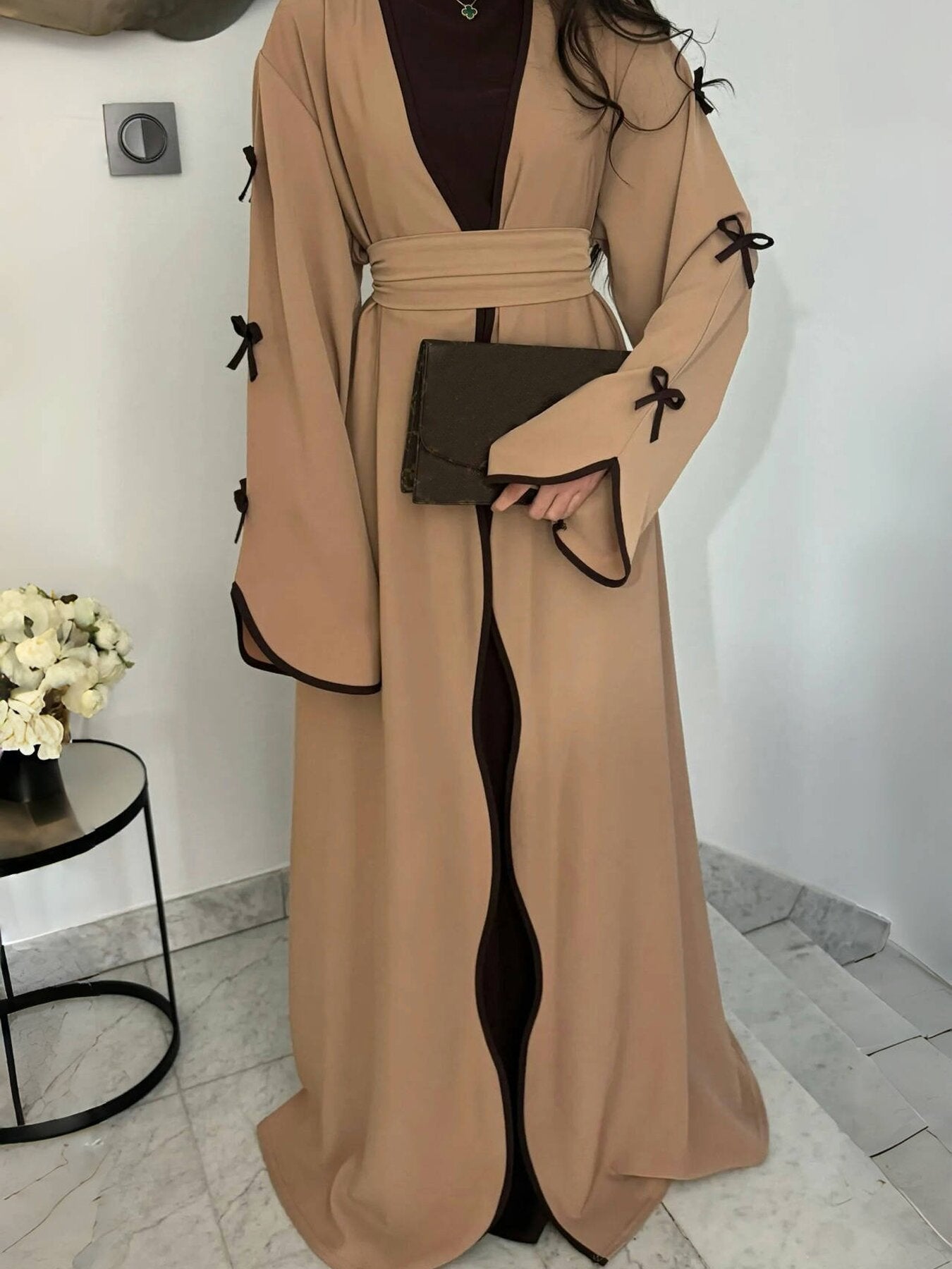 Robe maxi femme avec des détails de nœud élégants et une coupe fluide Chic und Stil