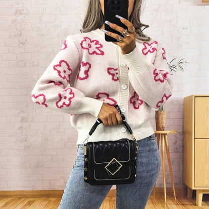 Women's comfortable cardigan with floral pattern and button closure. Chic and stylish.