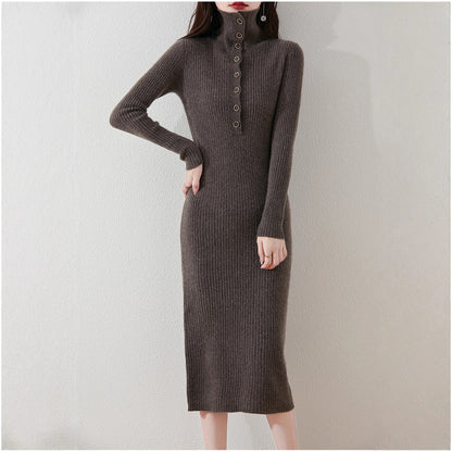 Robe en tricot pour femmes avec col haut et détails de boutons Chic und Stil