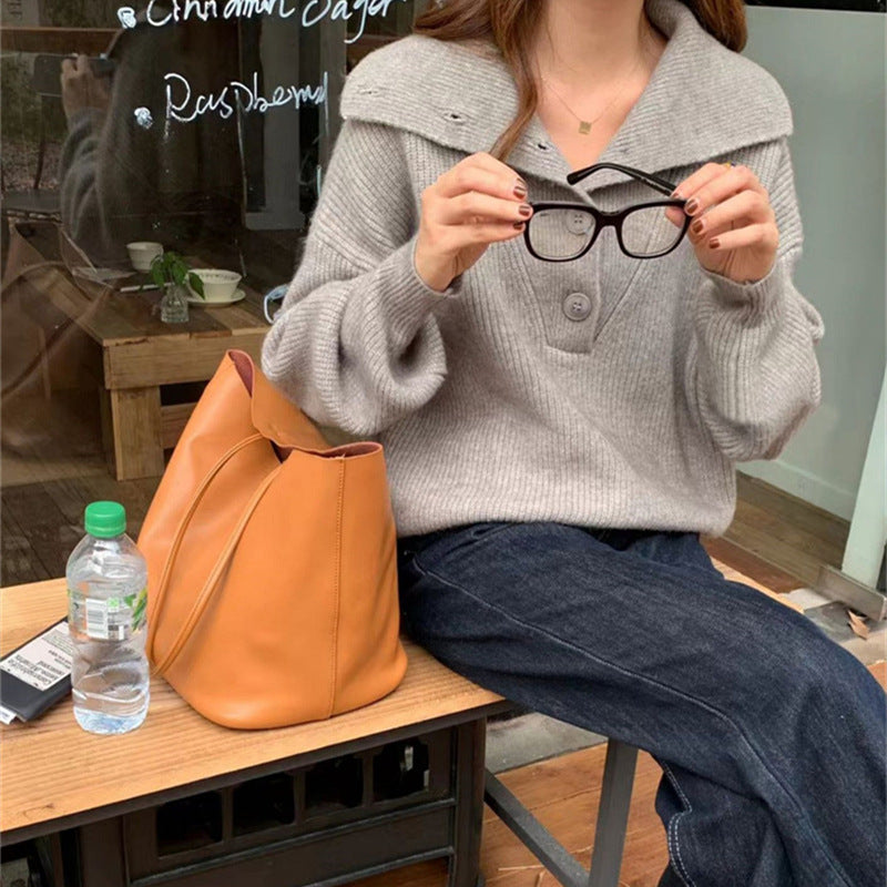 Pull en tricot pour femmes avec col orné de boutons et fine texture côtelée Chic und Stil