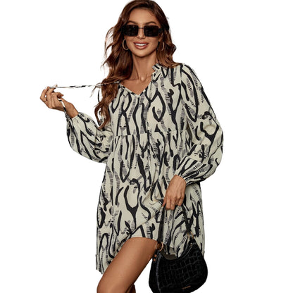 Robe de loisirs aérée pour femmes avec un motif moderne et une ouverture de cou ornée Chic und Stil