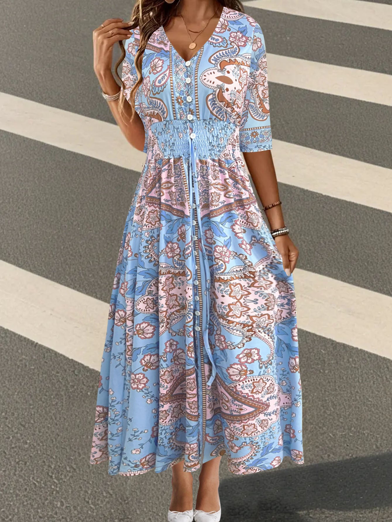 Robe maxi pour dames avec motif floral en paisley et décolleté en V flatteur Chic und Stil
