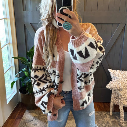Veste en tricot confortable pour femmes avec motif ethnique décoratif et coupe ouverte Chic und Stil
