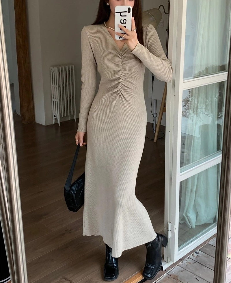 Robe en tricot à manches longues pour femmes avec un décolleté en V raffiné et une coupe cintrée Chic und Stil
