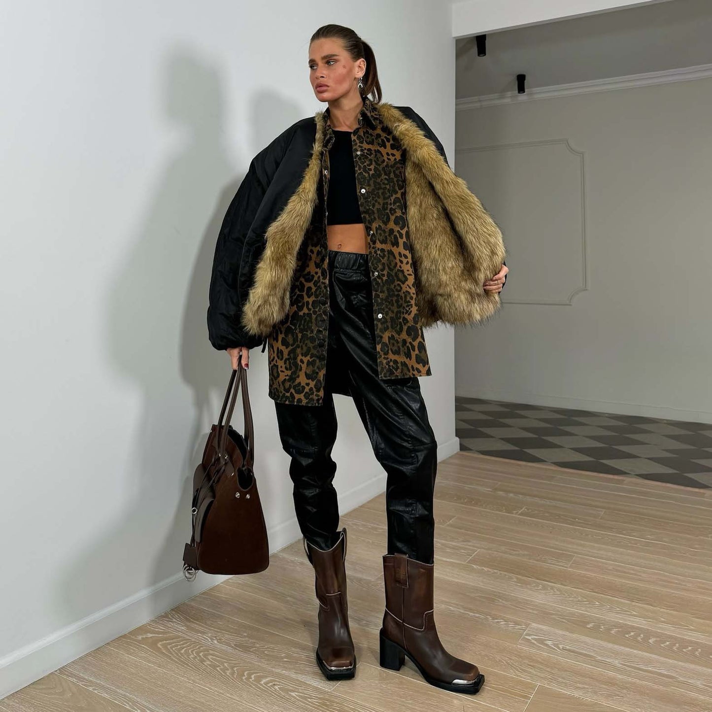 Dame sweat-shirt en polaire avec col en fausse fourrure et coupe oversized Chic und Stil