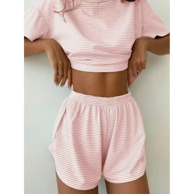 Dames ensemble décontracté stylé avec top court à manches courtes et shorts Chic und Stil