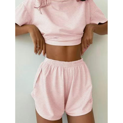 Dames ensemble décontracté stylé avec top court à manches courtes et shorts Chic und Stil