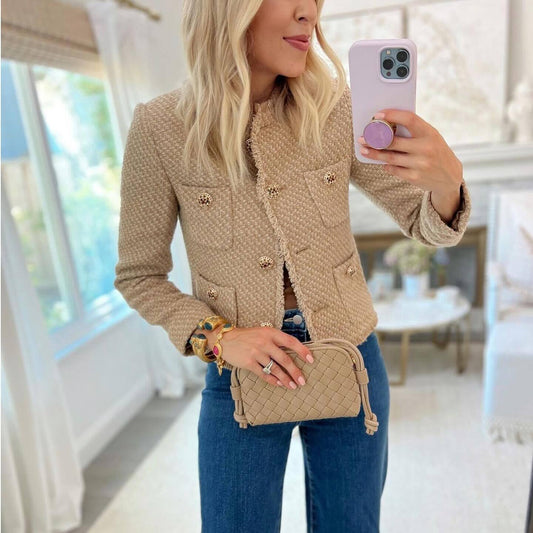 Blazer féminin élégant coupé court avec tissu texturé et détails de boutons dorés Chic und Stil