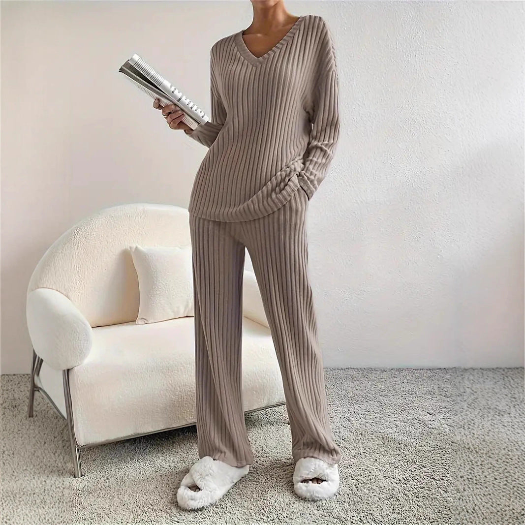 Costume en tricot élégant pour femmes avec décolleté en V et taille latérale Chic und Stil
