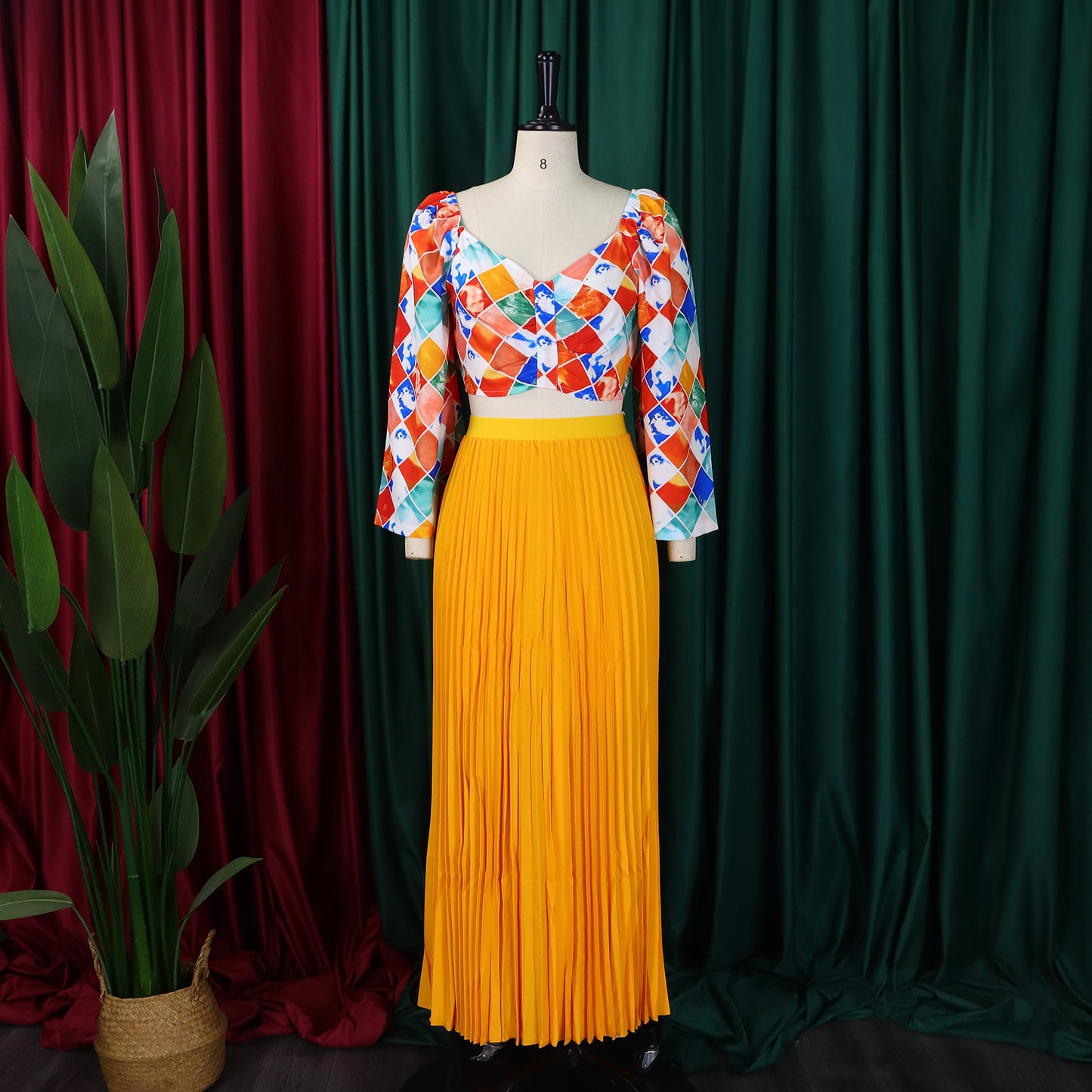 Robe combinée plissée pour dames avec un haut coloré et une jupe évasée Chic und Stil