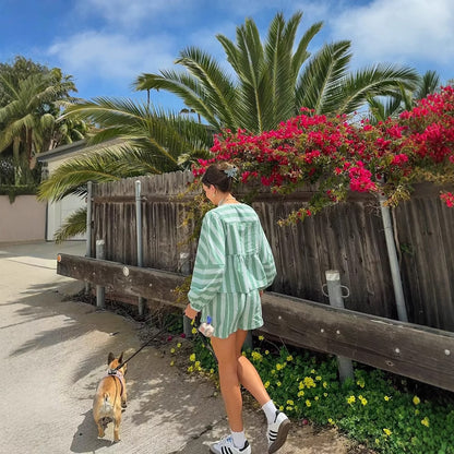 Shorts de plage pour dames avec un motif rayé tendance et une taille élastique Chic und Stil