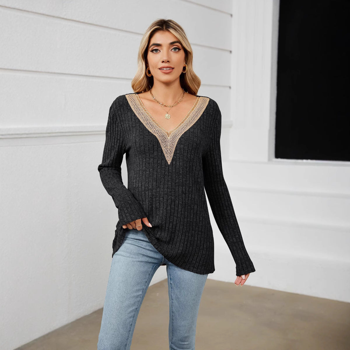 Pull en tricot pour femmes avec encolure en V et dentelle romantique Chic und Stil