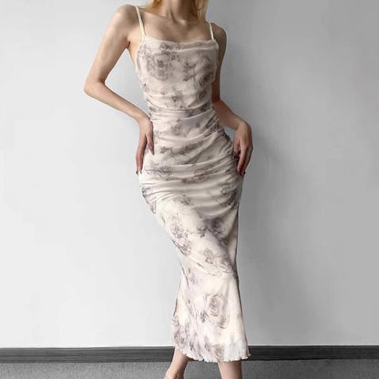 Robe maxi ajustée pour femmes avec des volants raffinés et un motif floral Chic und Stil