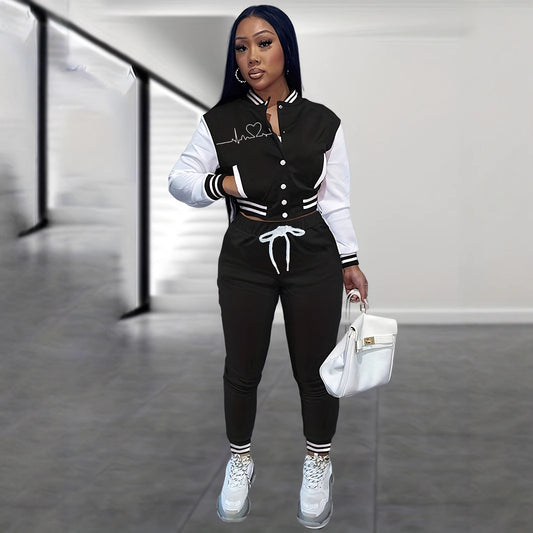 Combinaison de sport pour dames avec des manches contrastantes et un lettrage fashion Chic und Stil