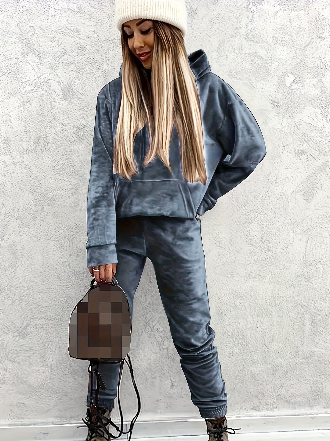 Women's sporty lounge set with hoodie and pants Chic und Stil