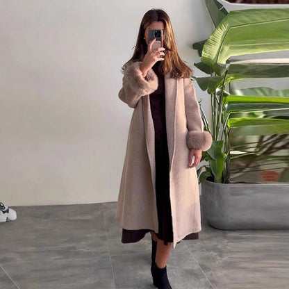 Dames élégant, manteau chaud avec des couleurs de fourrure luxueuses Chic und Stil