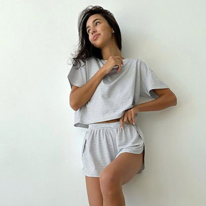 Dames ensemble décontracté stylé avec top court à manches courtes et shorts Chic und Stil