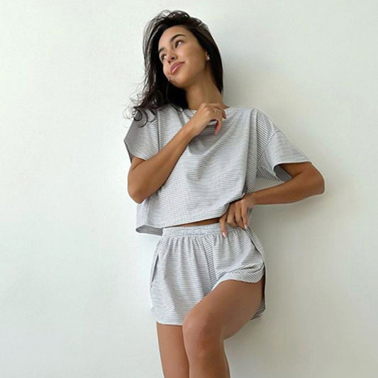 Dames ensemble décontracté stylé avec top court à manches courtes et shorts Chic und Stil
