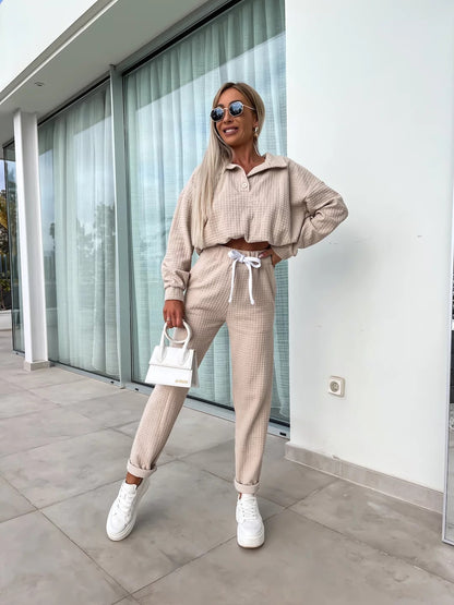 Casual set for women with crop top and wide pants Chic und Stil